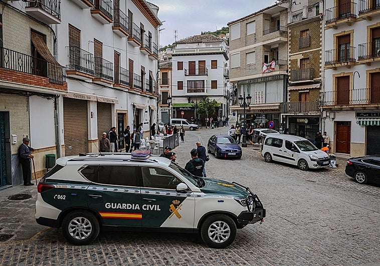 La Guardia Civil blinda Montefrío tras la agresión del hacha y el ataque a una frutería